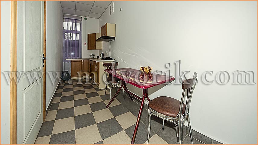 кухня в номере стандарт в отеле Московский дворик в Евпатории